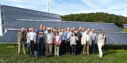 Breitenholzer vor Sonnenkollektoren